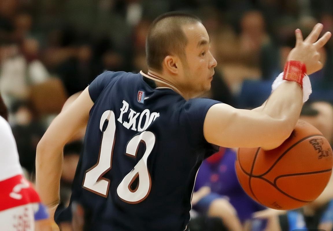 巴特尔与易建联：NBA传奇携手CBA辉煌，篮球巨星心态与精神传承(图1)